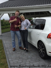 Brit vor dem Musterhaus