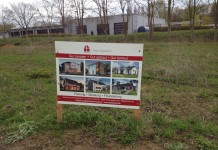 Bauschild steht schon mal Bauschild von Danwood aufgestellt