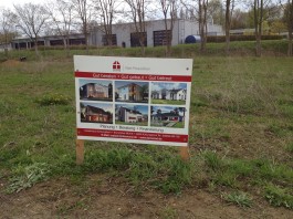 Bauschild steht schon mal Bauschild von Danwood aufgestellt