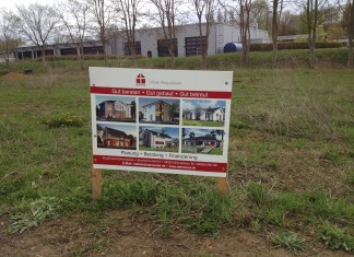 Bauschild steht schon mal Bauschild von Danwood aufgestellt