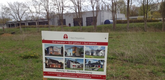 Bauschild steht schon mal Bauschild von Danwood aufgestellt