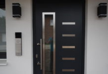 Türöffner, Fuhr und Türkommunikation im Detail Danwood House - Aluminium-Außentür Schüco, Sabina - Profil Schüco