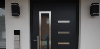 Türöffner, Fuhr und Türkommunikation im Detail Danwood House - Aluminium-Außentür Schüco, Sabina - Profil Schüco