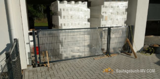 Doppelflügeltor zum Carport eingebaut